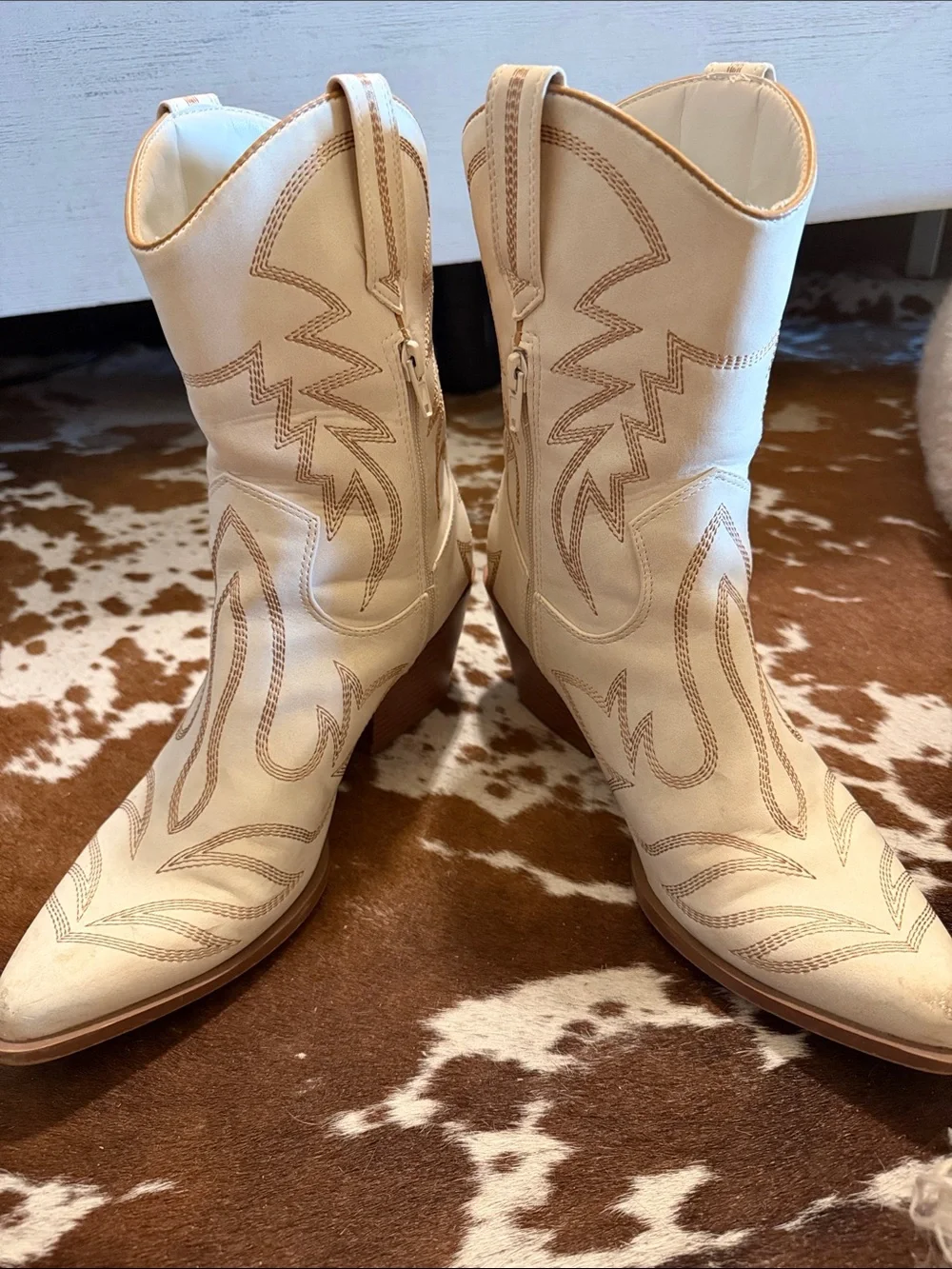 Classic Cream Western Cowboy Boots - Women